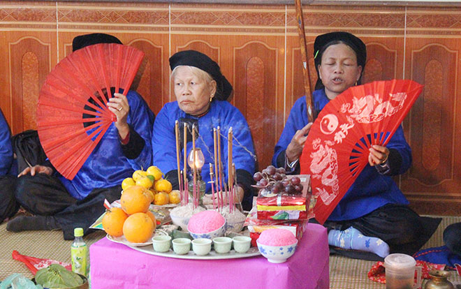 Nghệ nhân ưu tú Chu Thị Hồng Vân (bên phải) thực hiện nghi lễ then.
